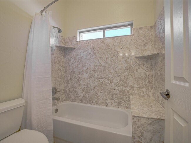 Building Photo - 4 Bedroom 4 Bathroom