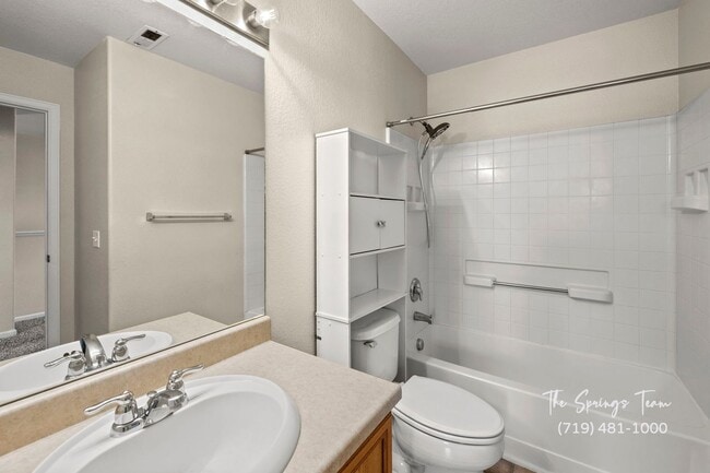 Building Photo - Charming 2-Bedroom Townhome in Central Col...
