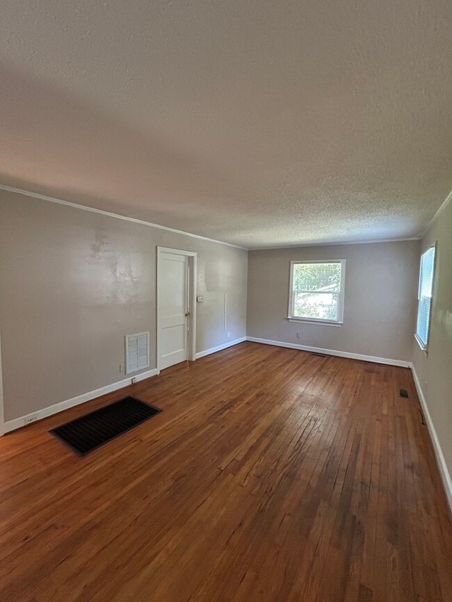 Building Photo - 2331 Wesley Dr