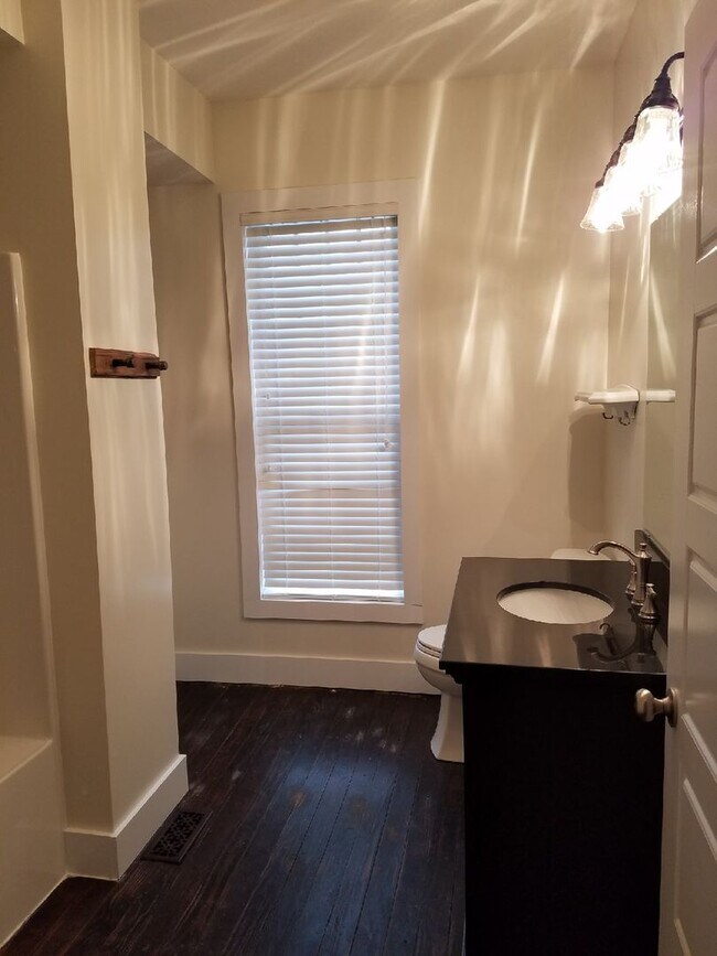 Building Photo - 803 S Rogers St