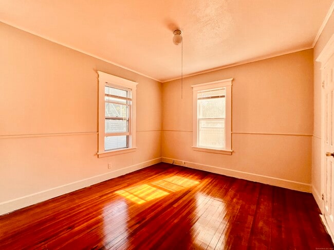 Building Photo - 118 Sutton Ave