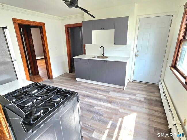 Building Photo - 70 Monroe St