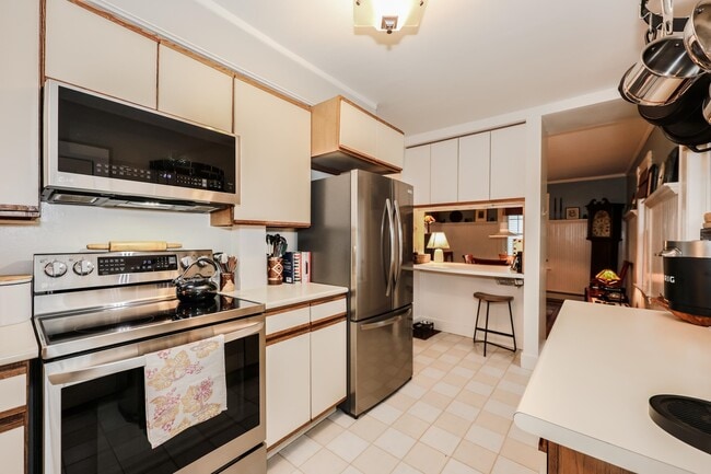 Building Photo - 749 Maple St
