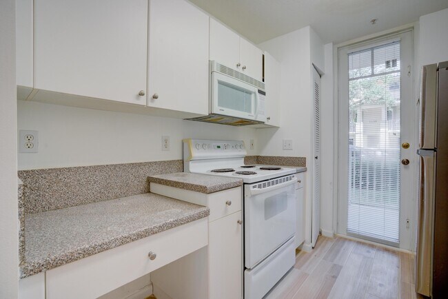 Building Photo - 1136 Town Center Dr