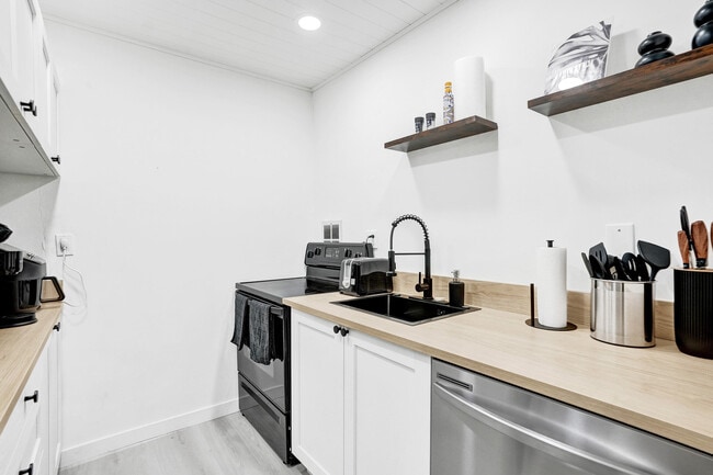 Building Photo - 4658 Bougainvilla Dr