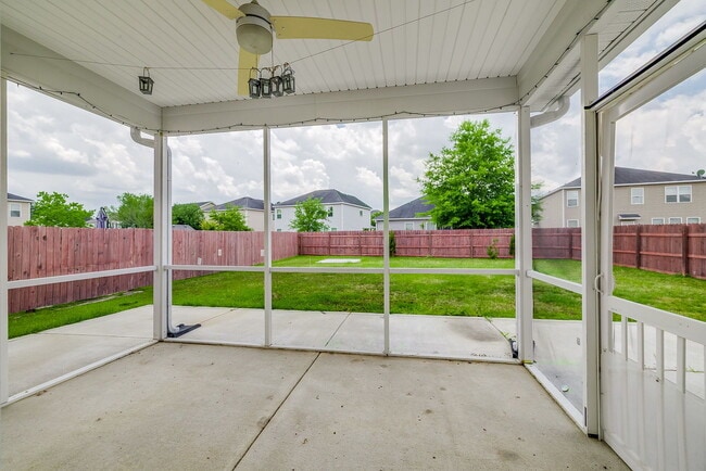 Building Photo - Spacious & Convenient