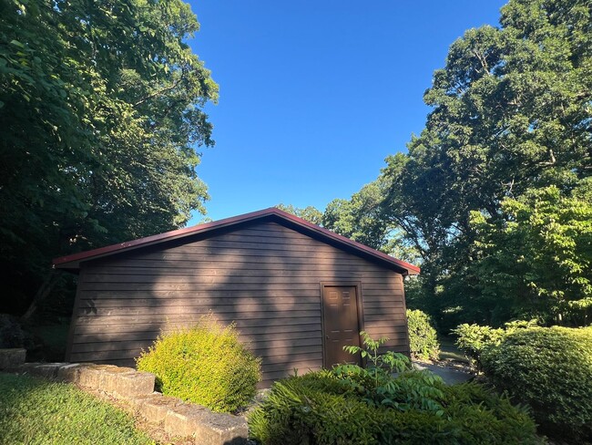 Building Photo - Large 2story in Kodak! Available Now!