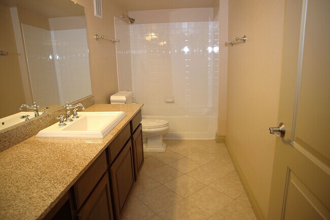 Building Photo - SW - COZY CONDO - 2 BEDROOM - 1ST FLOOR
