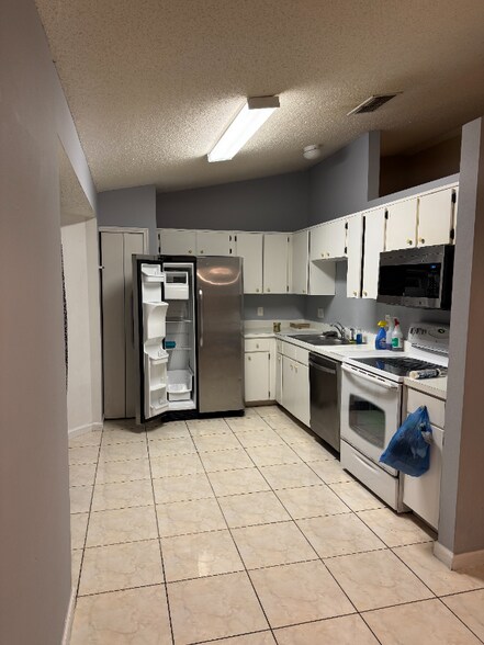 Building Photo - 2365 Harbor Town Dr