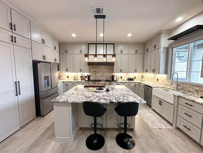 Building Photo - 4 Bedroom 3 Bathroom for Rent