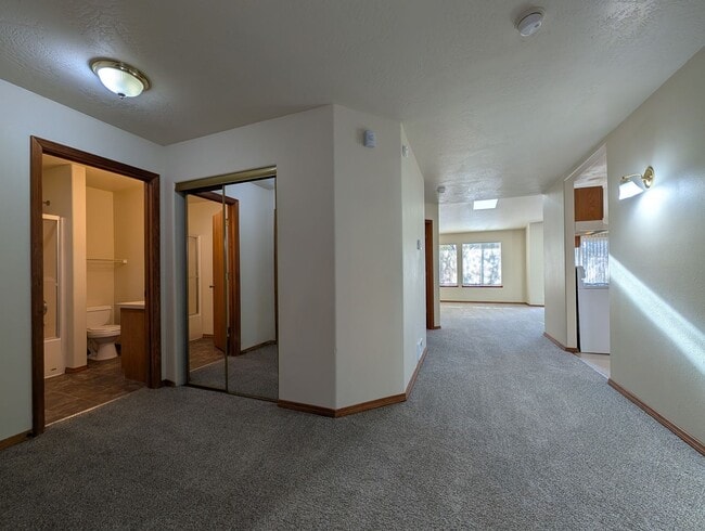 Building Photo - Spacious 2-Bedroom, 2-Bath Duplex In The River Rd Area!