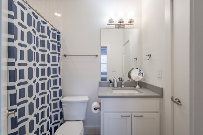 Building Photo - 2 Bed + Flex Room Option in East Dallas Townhome off Greenville Lakewood Neighborhood