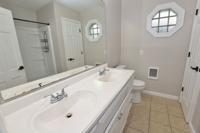 Building Photo - 9906 Red Oak Blvd