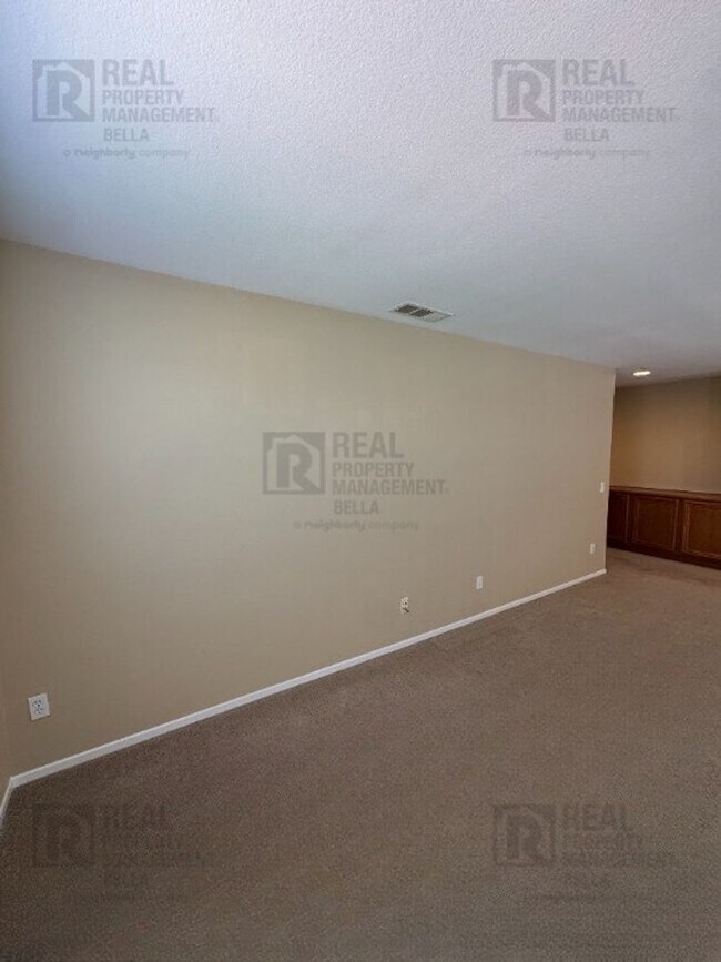 Building Photo - Ideal Layout! 4 Bedroom Home with Main Floor Bed/Bath & Open Loft