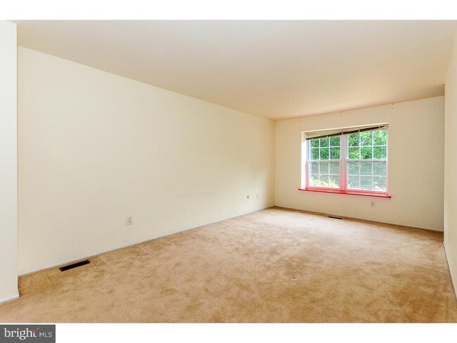 Building Photo - 8 Pond View Dr