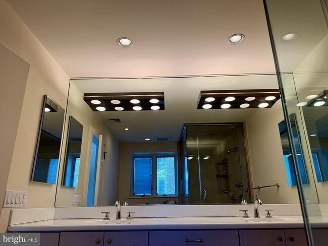 Building Photo - 8233 Fairview Rd