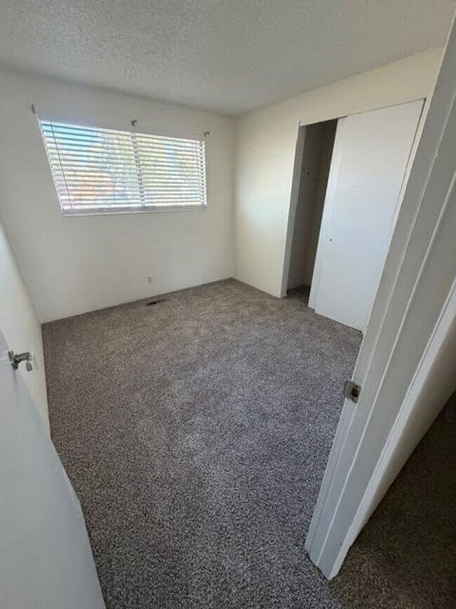 Building Photo - Charming 3 Bedroom Home