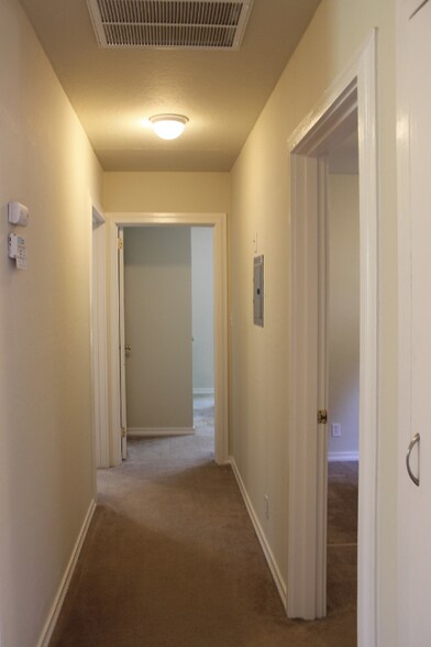 Building Photo - 1010 S Cloverdale Blvd