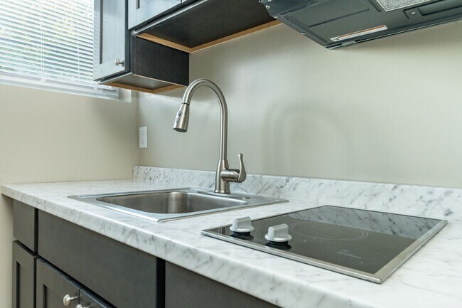 Building Photo - 104 S 51st St