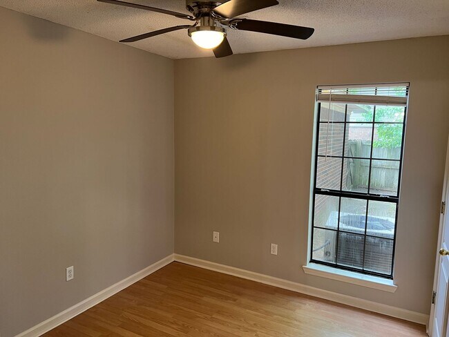 Building Photo - 2135 Raintree Dr