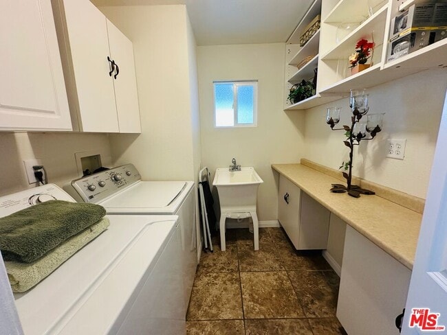 Building Photo - 425 S Paseo Laredo