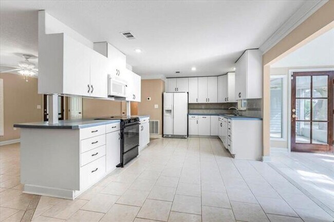 Building Photo - Coastal 3 Bedroom Home Available Now!