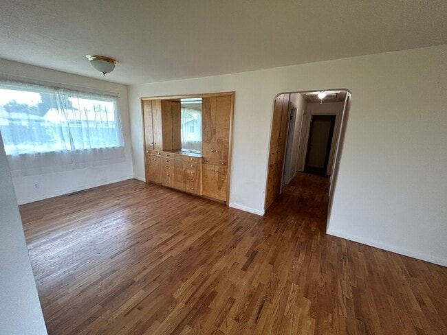 Building Photo - 4 Bed/2Bath home with large yard near scho...