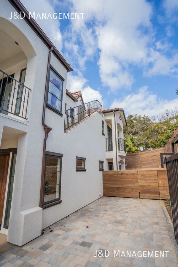 Building Photo - 1371 N Vulcan Ave