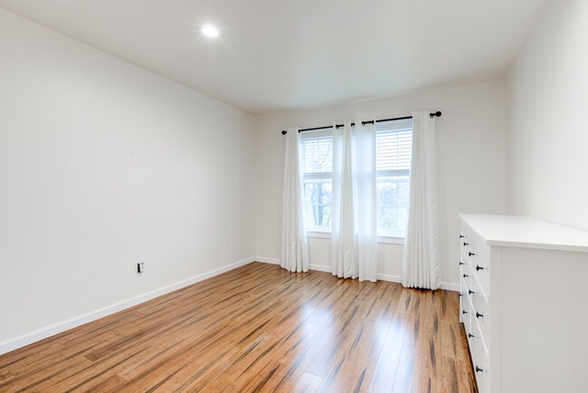 Building Photo - 421 Wendover Dr