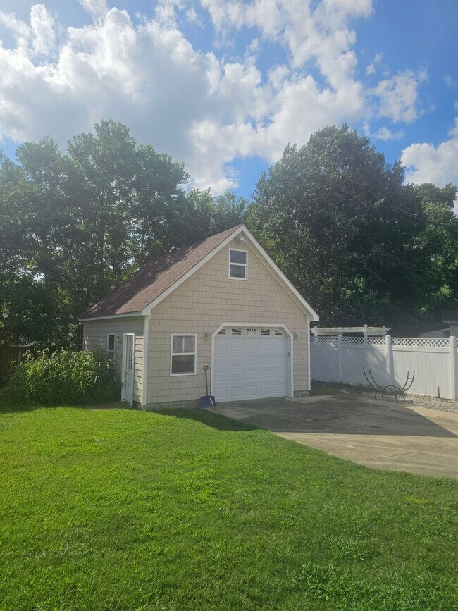 Building Photo - 1068 Sharon Dr