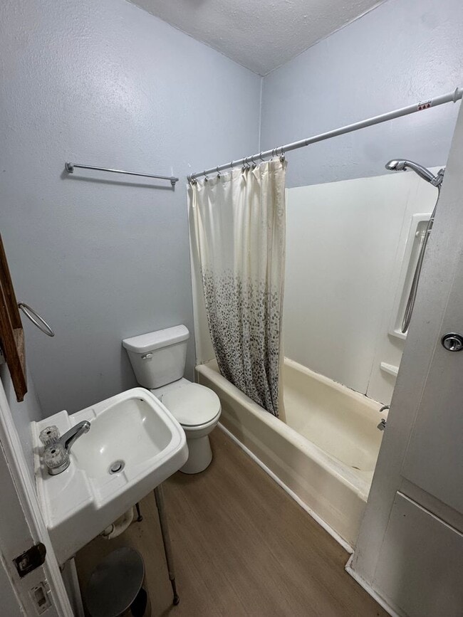 Building Photo - Main level house