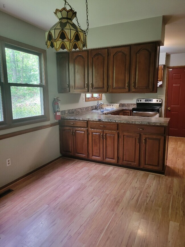 Building Photo - 585 Friendship Dr