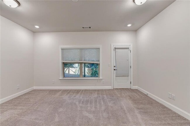 Building Photo - 3159 Clairebrooke Ave