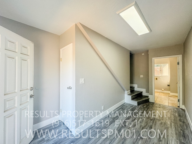 Building Photo - Freshly updated 2 bedroom duplex w garage