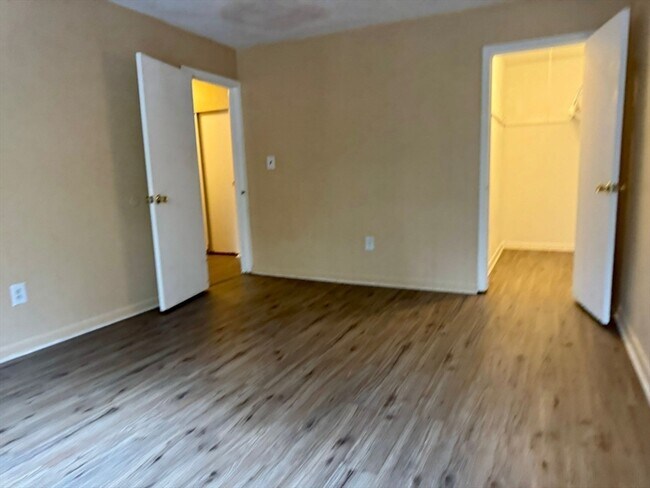 Building Photo - 32 Whites Ave