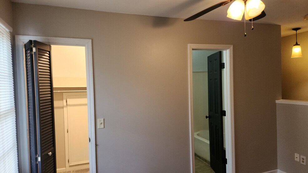 Full bathroom and walk in closet - 116 Elizabeth Darby Ln