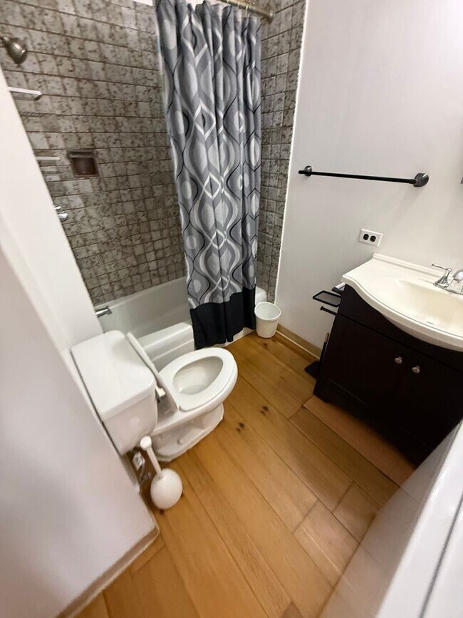 Building Photo - 1 Bedroom / 1 Bathroom / 1 Parking – Recently Renovated