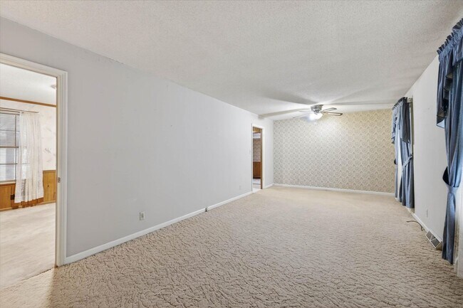 Building Photo - 2 Bedroom Dog Friendly Home For Rent With Large Bonus Room!