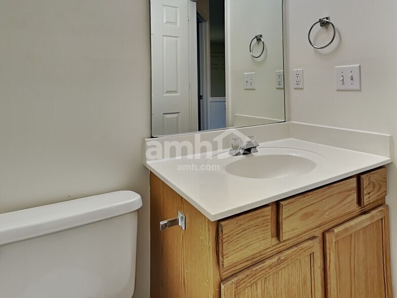 Building Photo - 710 Bob White Ct