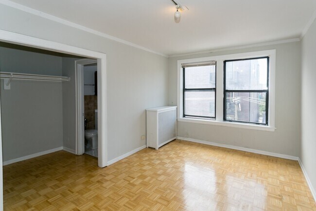 Building Photo - 736 W Belmont Ave