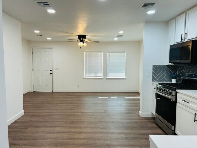 Building Photo - 601 Foster Pl