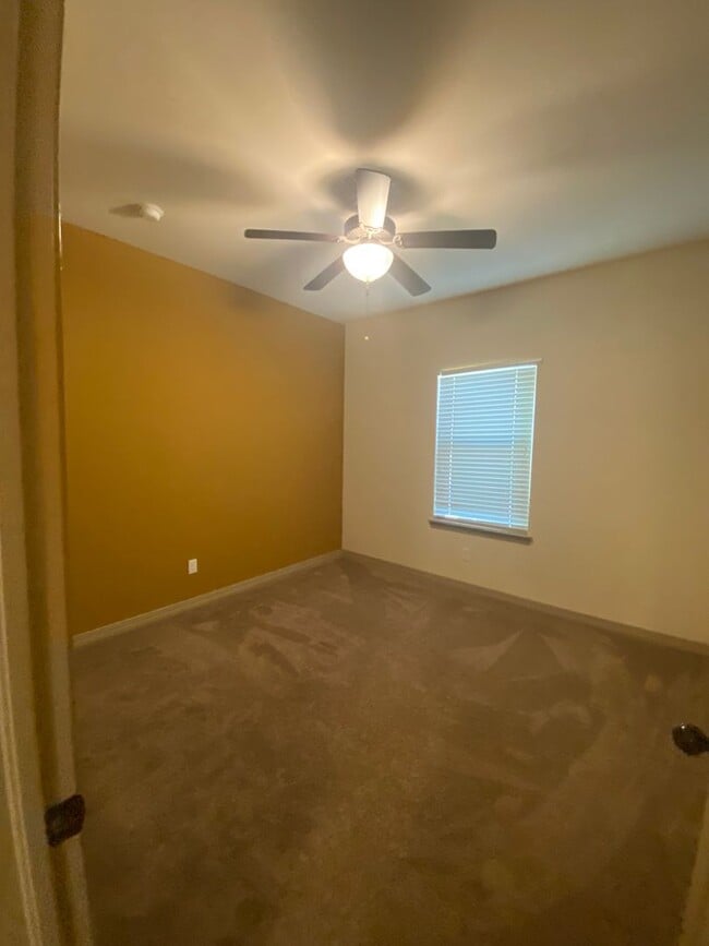Building Photo - Beautiful 4 Bedroom, 3 Bathroom Home! Avai...