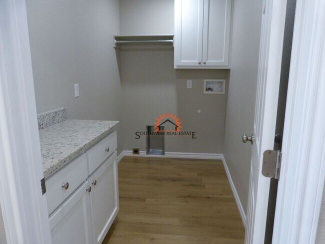 Building Photo - Spacious 2 bedroom 2 bath Duplex.