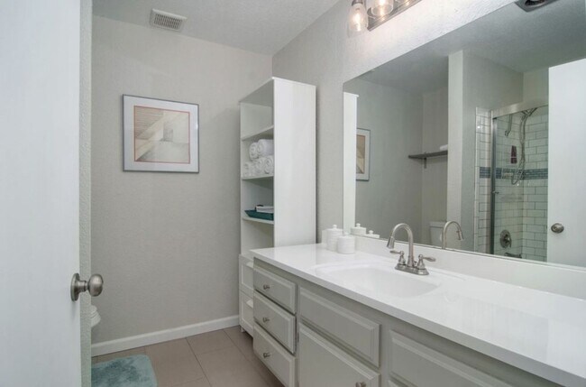 Building Photo - Spacious 2BR/2BA