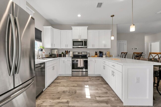 Building Photo - Solar Panel Home in East Navarre!