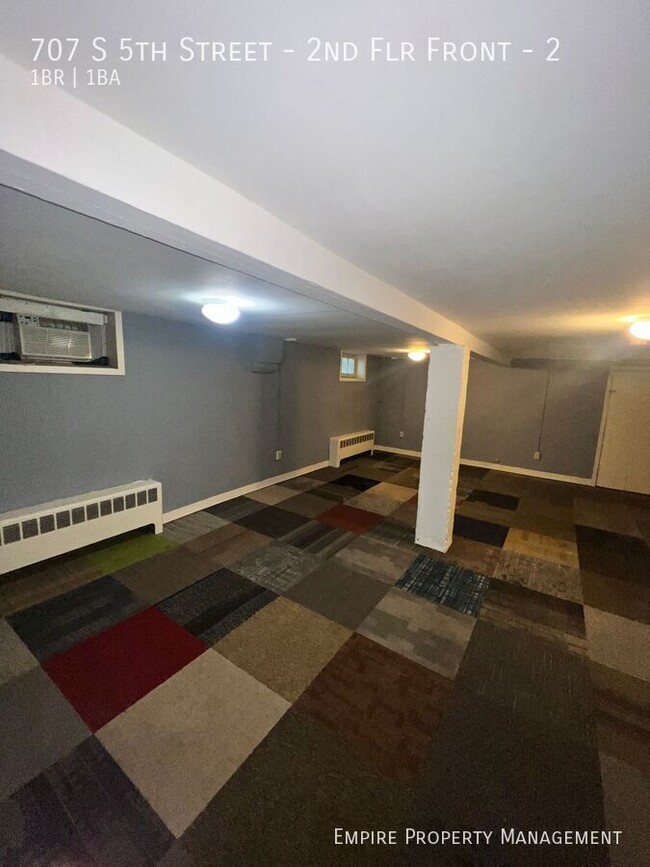 Building Photo - Available! 2nd floor: 1 Bedroom / 1 Bathro...