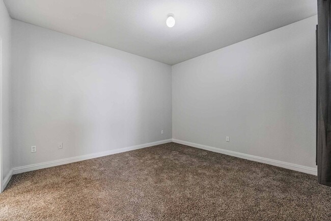 Building Photo - Beautiful Condo with Spacious Layout!