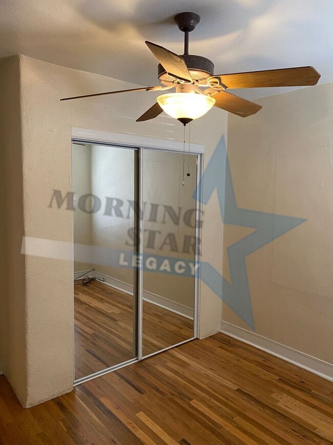 Building Photo - Updated 2 bedroom with refrigerated air!