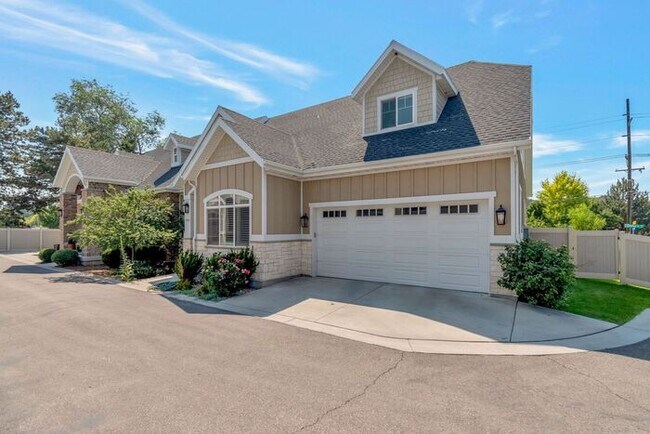 Building Photo - Upmarket Townhouse in Sought After Holladay City