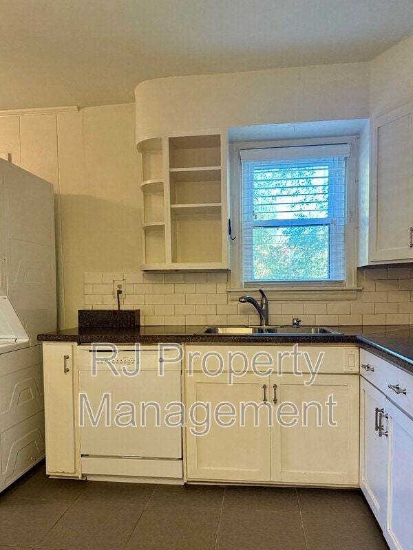 Building Photo - 2888 Midland Ave